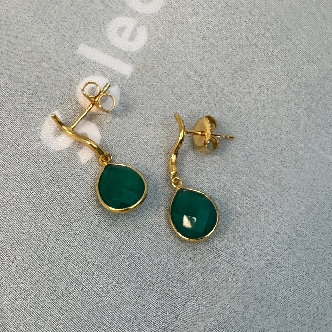 Grøn Marie Ørestikker Forgyldt Med Onyx Glas - Izabel Camille Ørestikkere  - 5710143106075